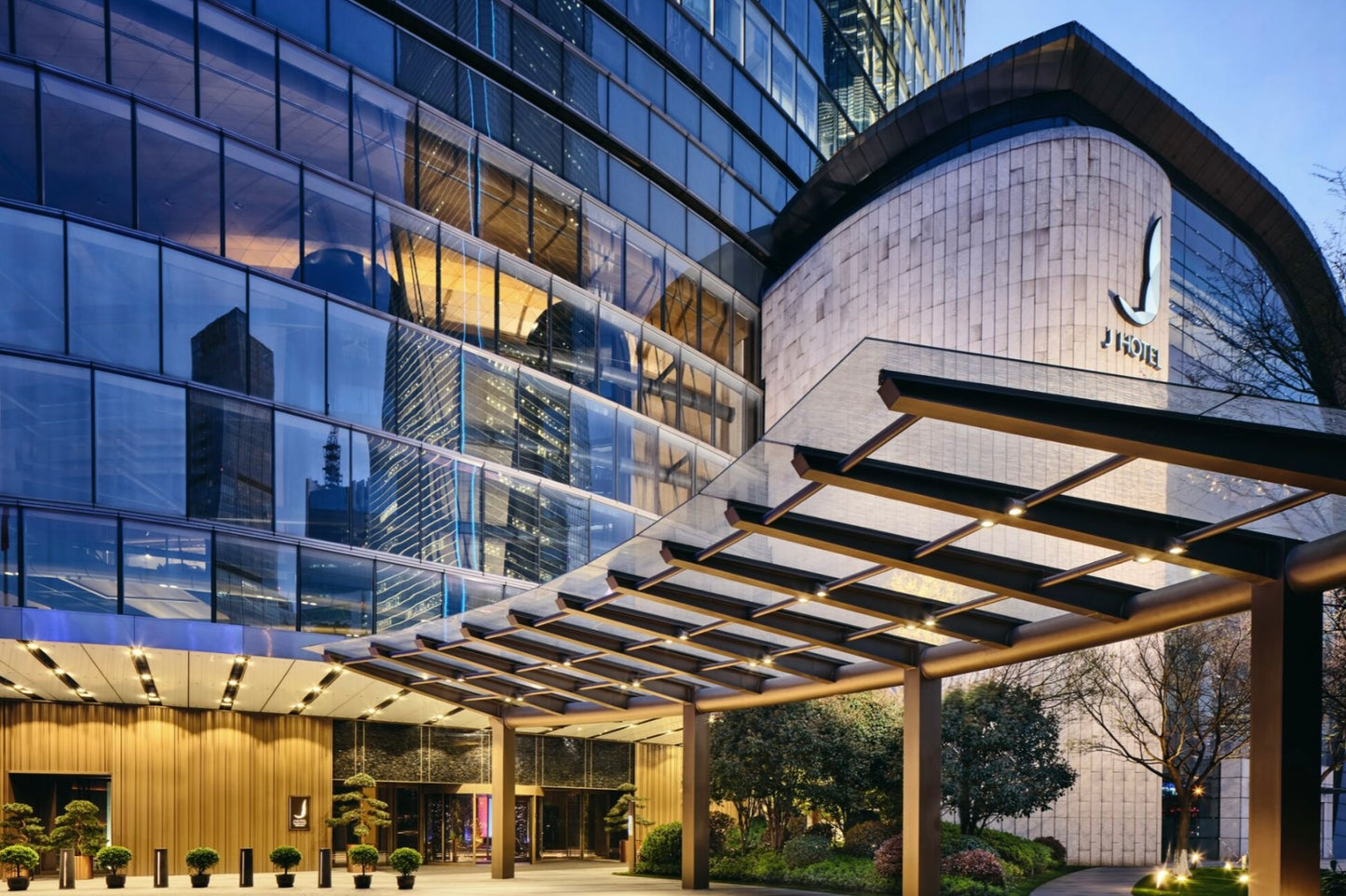 J HOTEL, HONG KONG | EXCLUSIVE VITA BY LEADING HOTELS OF THE WORLD OFFER – ENJOY USD 100 HOTEL CREDIT