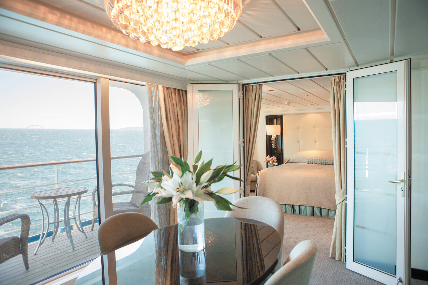 REGENT SEVEN SEAS CRUISES - KHUYẾN MÃI LÊN ĐẾN 40% cho các hải trình khởi hành năm 2026 & 2027. Xuất phát từ những hải cảng như Cape Town, Tokyo, Miami, New York, Rome, Auckland và Papeete