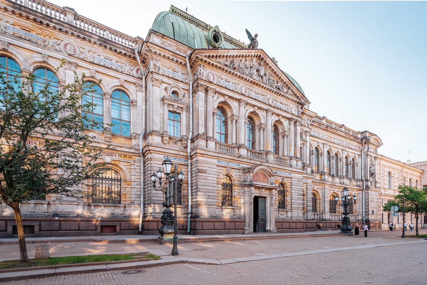 11-DAY, 10-NIGHT JOURNEY TO EXPLORE RUSSIA IN WINTER | MOSCOW & ST. PETERSBURG & MURMANSK 