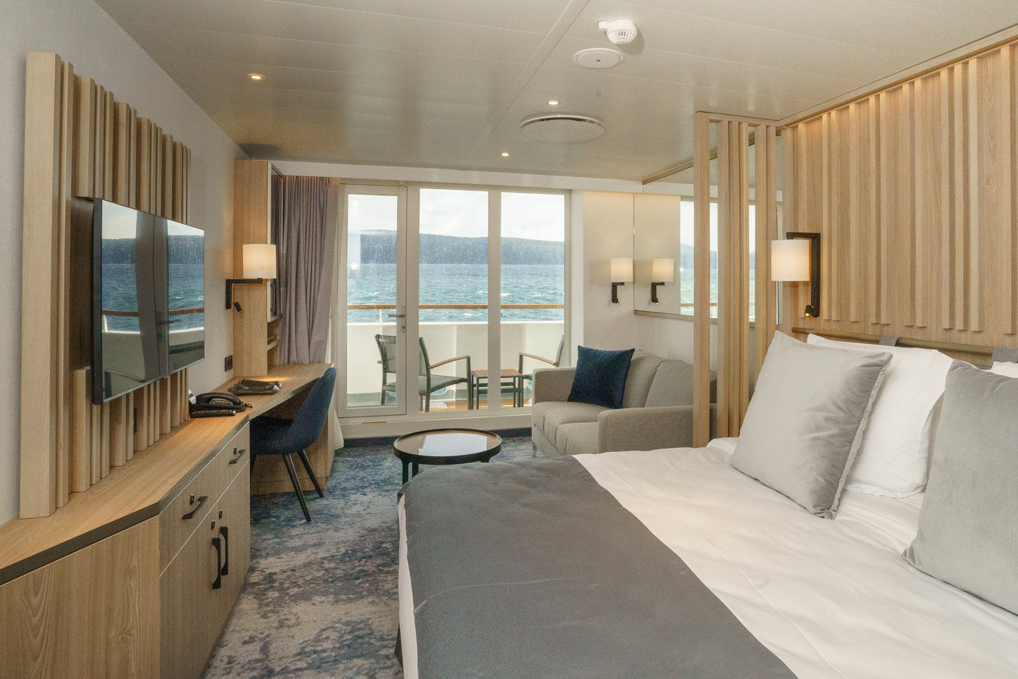 HÀNH TRÌNH KHÁM PHÁ NAM CỰC ANTARTIC EXPRESS: FLY SOUTH, SAIL NORTH - OCEAN EXPLORER, WORLD VOYAGER